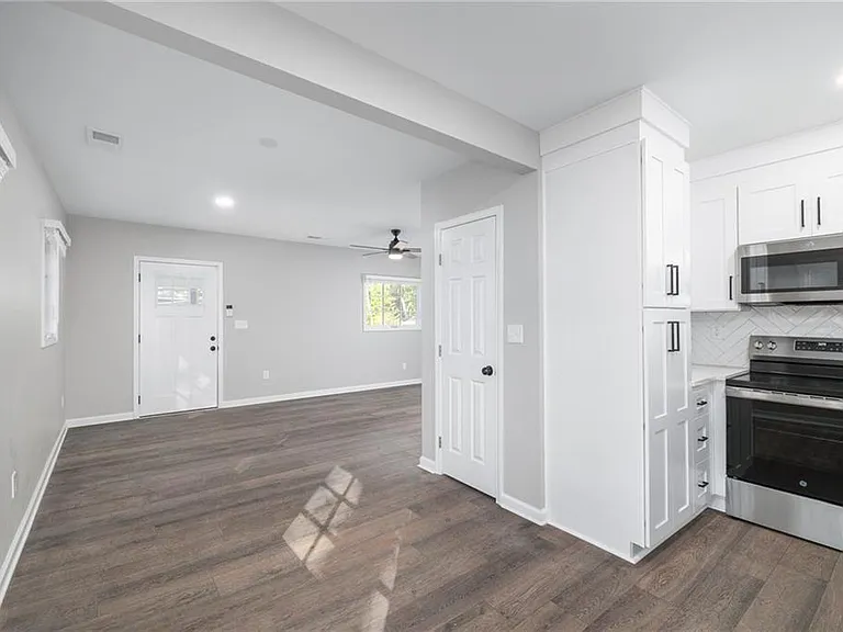 896 Oakland Dr SW — Photo 6