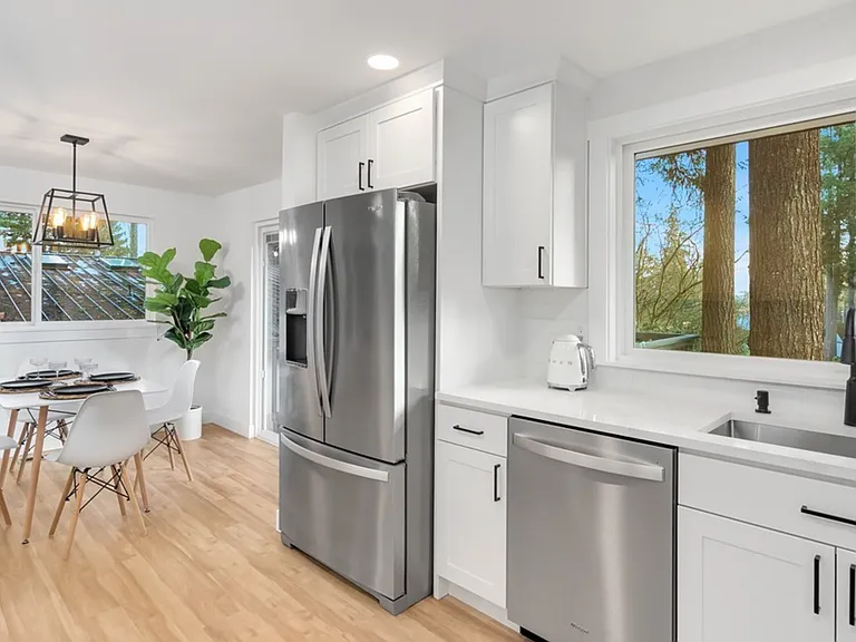 Kitchen & Dining Area