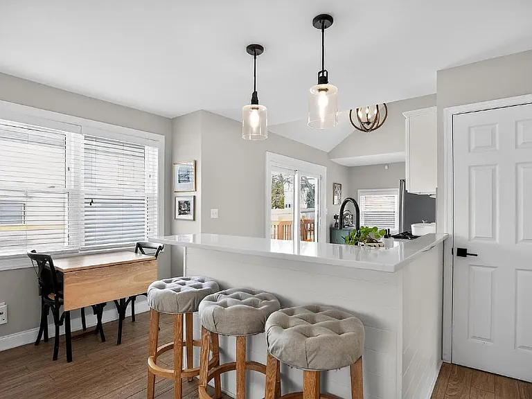 1005 Woodcliffe Ave — Photo 2