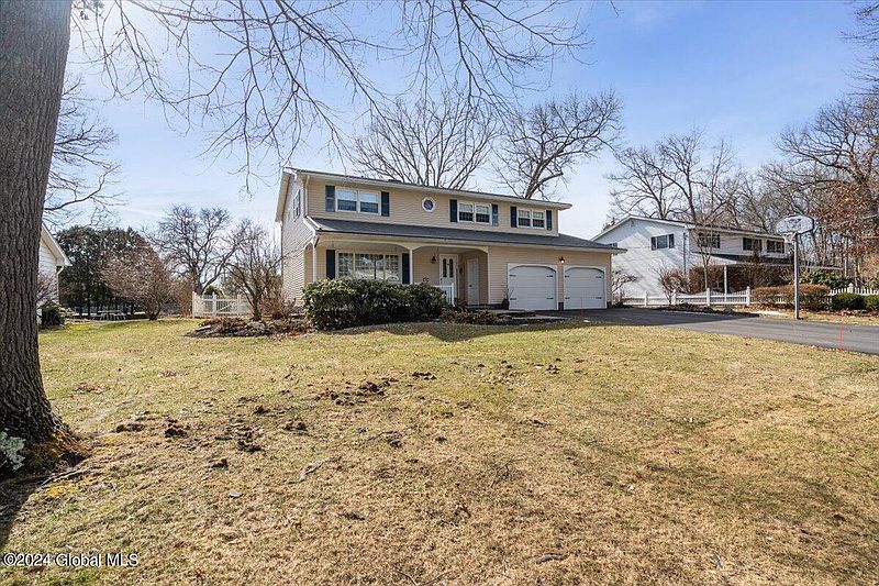 4th image of 36 Scotch Pine Drive