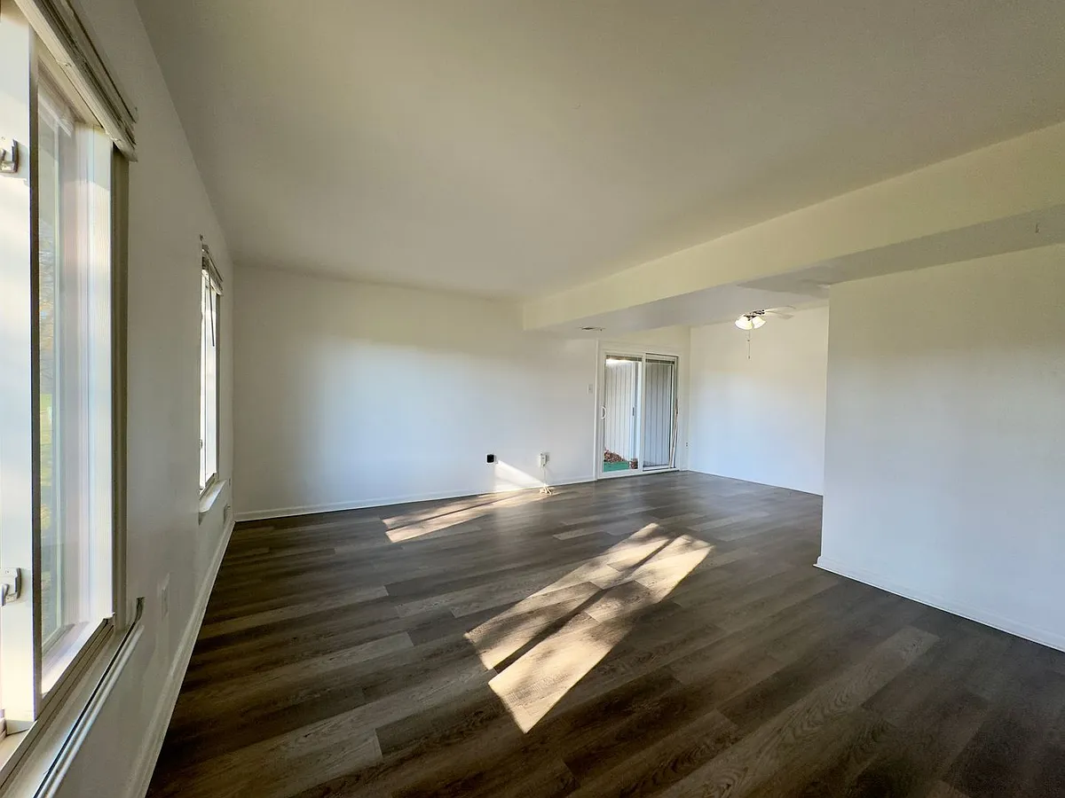 Building Photo - 8 King Henry Cir