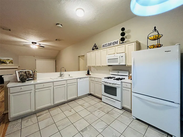 1404 Helmsley Dr — Photo 12