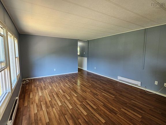 4th image of 21 Commodore Ave