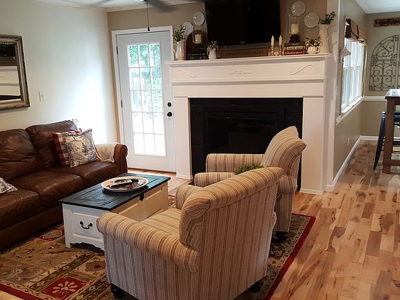 3rd image of 808 Tiverton Pl