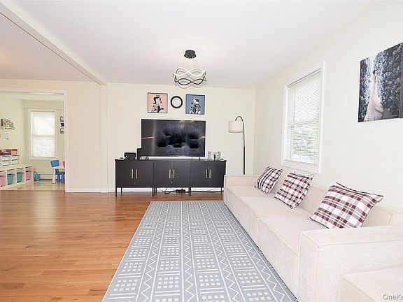 5th image of 17 Maple Avenue