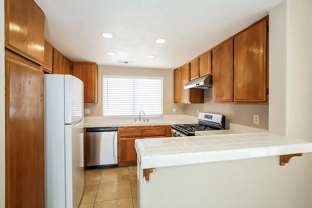 Stunning 3 Bedroom Home in a Prime Las Vegas Location — Photo 2
