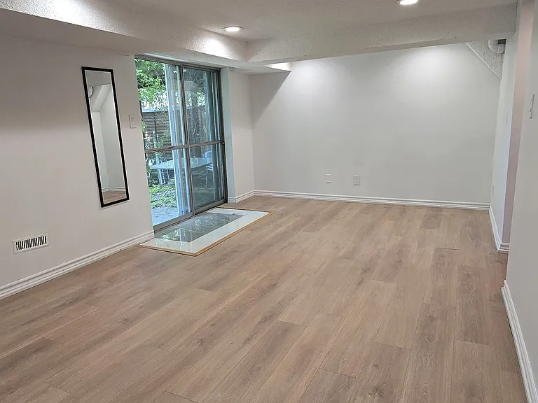 735 Pam Cres #BASEMENT — Photo 2