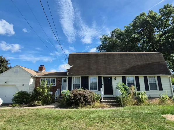 93 Fernhill St, Chicopee, MA 01020