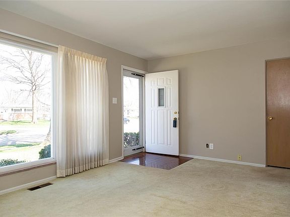 2nd image of 5 Kathleen Ct