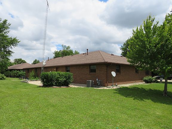 3rd image of 301-303 Carriage Dr