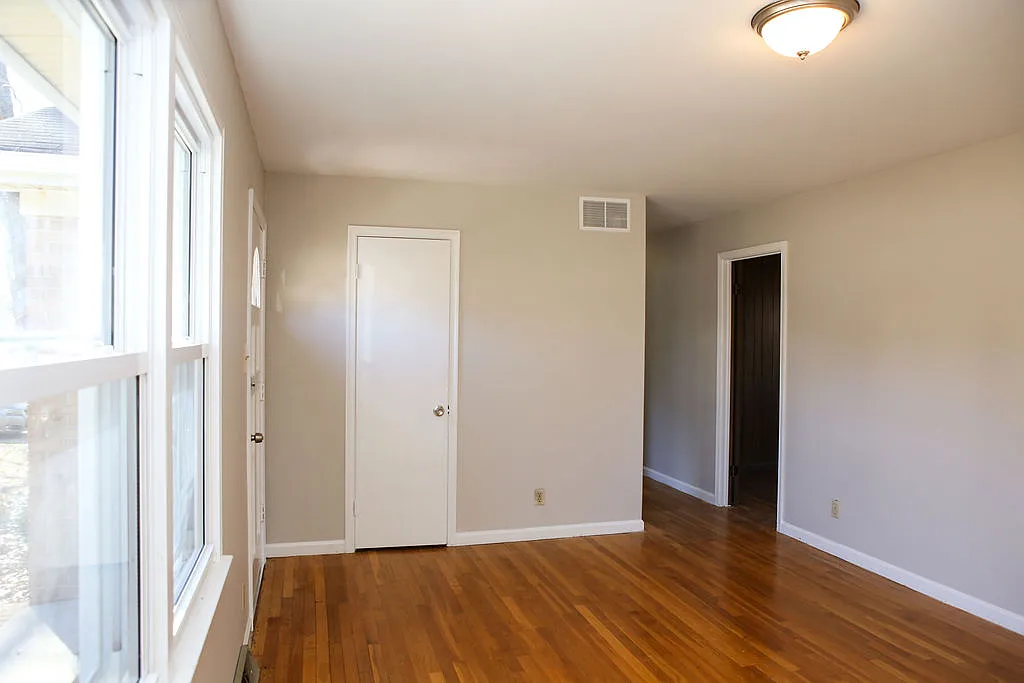 3 bed, 1.5 bath, 1329 sqft, $1,500 — Photo 4