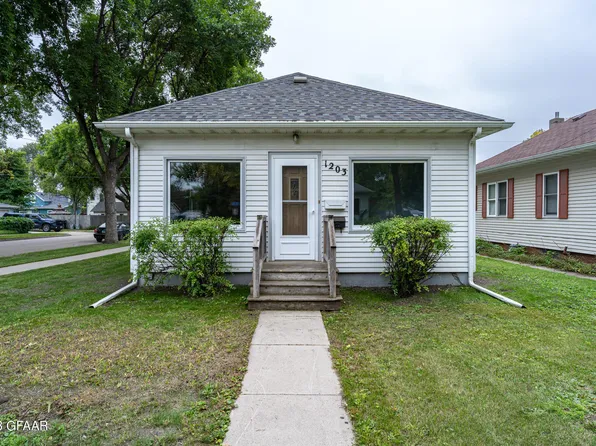 1203 6th Ave N, Grand Forks, ND 58203