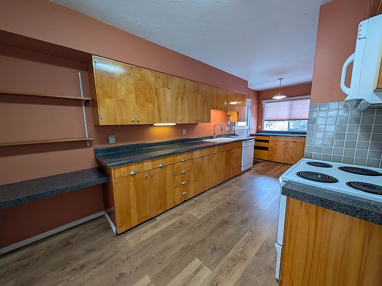 722 Bryden Ave — Photo 12
