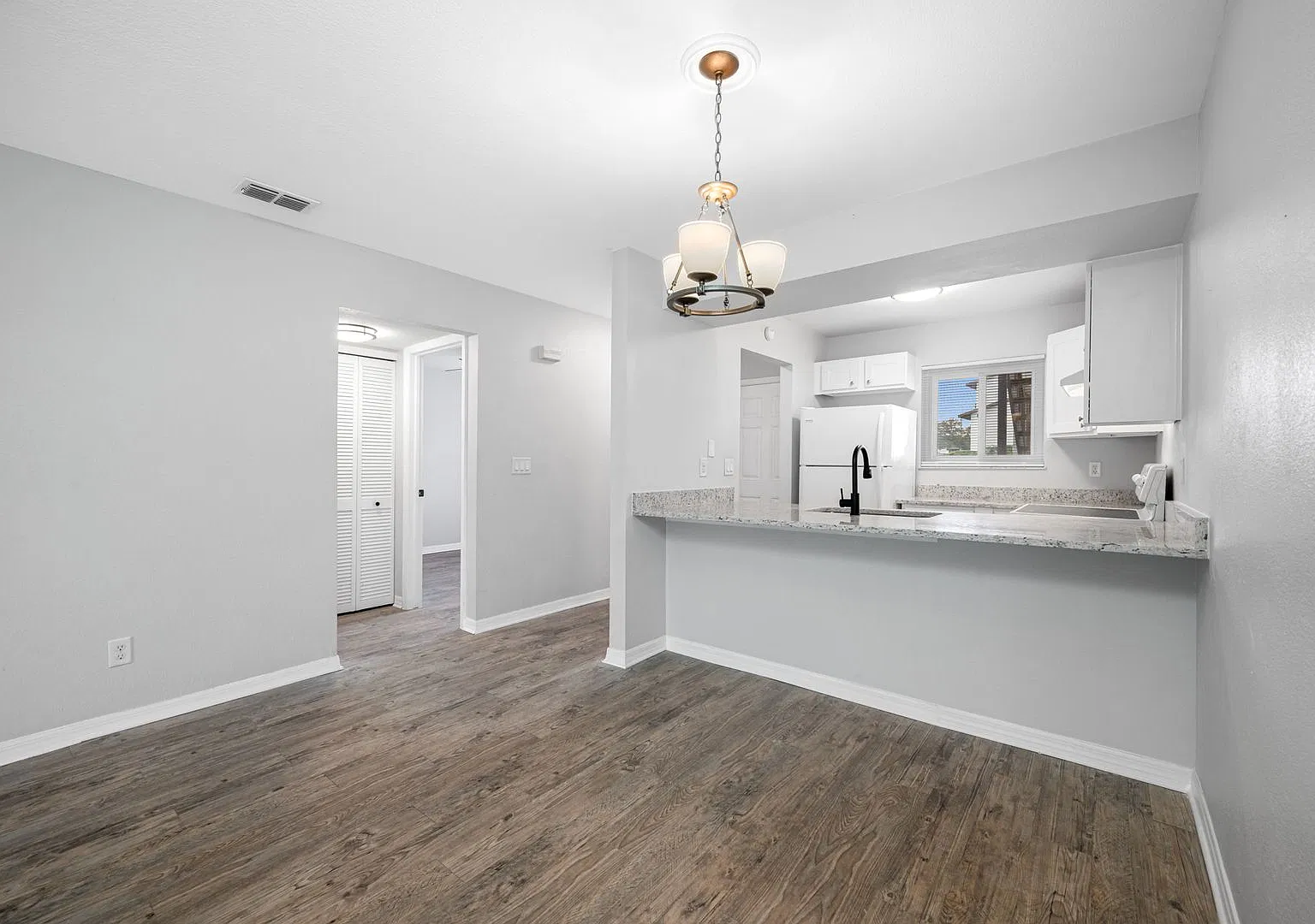 2 bed, 1000 sqft, $1,430 — Photo 3