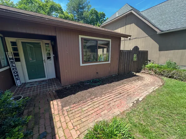 1514 Lake Forest Dr, Charlottesville, VA 22901