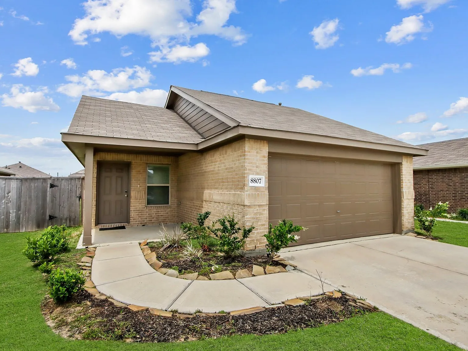 4 bed, 2.0 bath, 1690 sqft, $2,400 — Photo 2