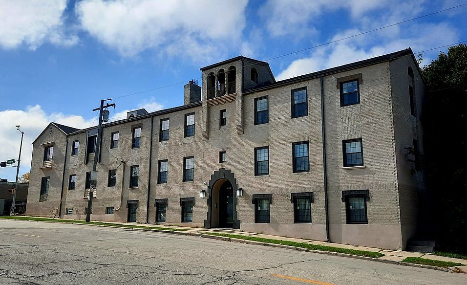 2nd image of 1900 Washington Ave APT 202