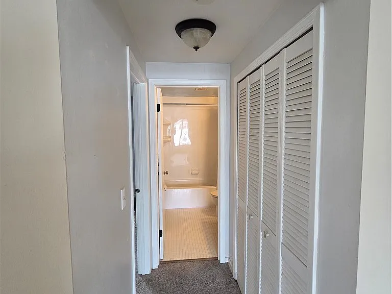 55 Greenwich Dr #4 — Photo 5