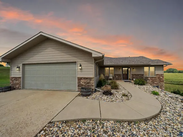 102 Round Lake Hills Dr, Wentworth, SD 57075