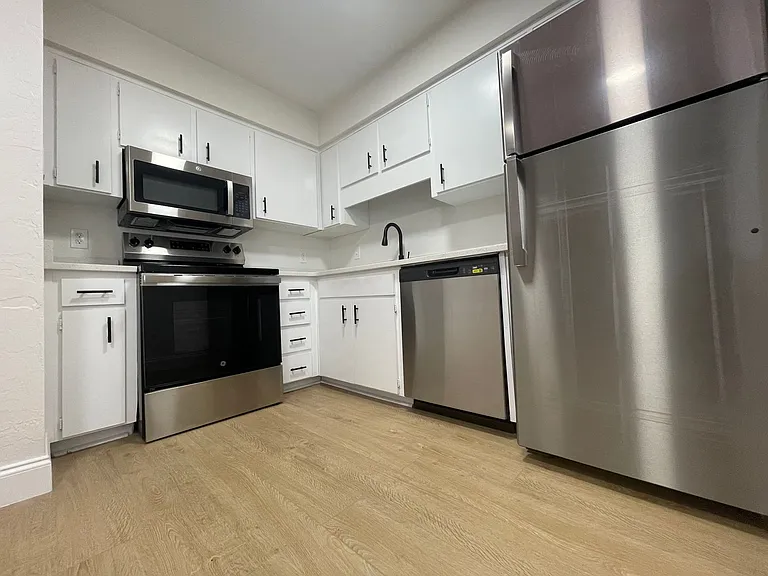 2 Bedroom/1 Bathroom Move-in Ready Townhome w\ 1 Month Free Rent!! — Photo 14