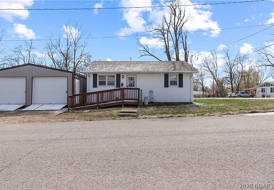 1st image of 424 W 7th St