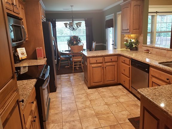 Kitchen and breakfast area