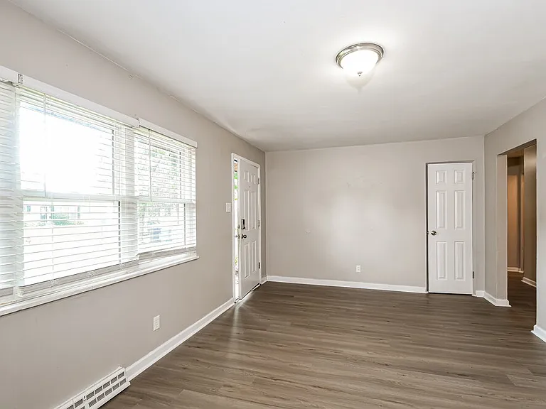 1850 Shirlene Dr — Photo 5