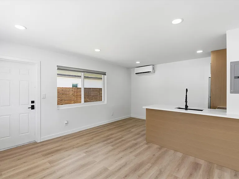 1129 NE 16th Ave #1 — Photo 3
