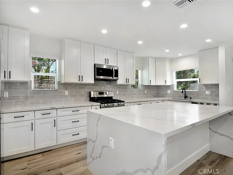 6363 Darby Ave — Photo 6