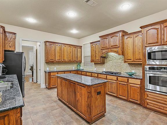 4th image of 621 King Lot Ln