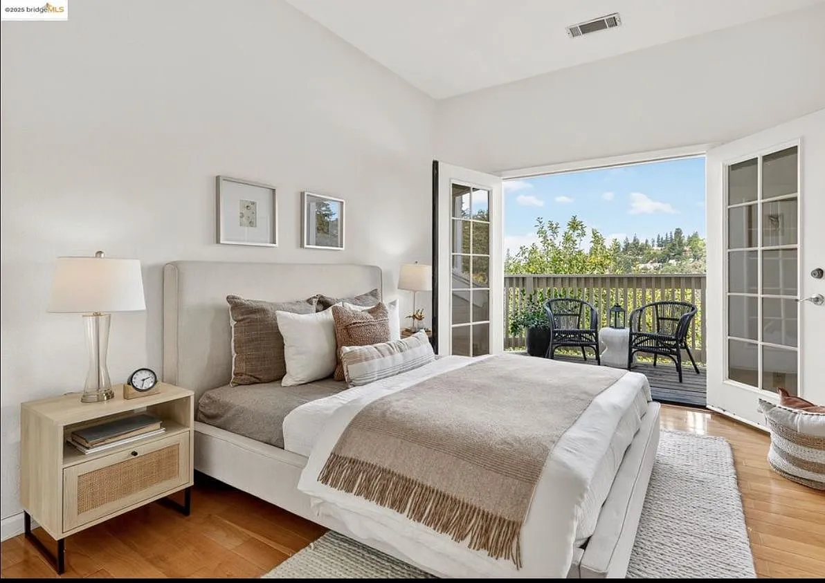 5 bed, 3318 sqft, $9,750 — Photo 3
