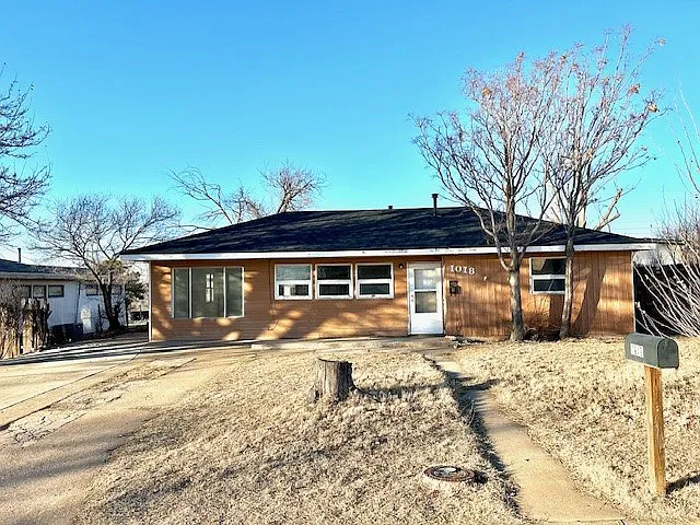 1018 Bowman Dr — Photo 1
