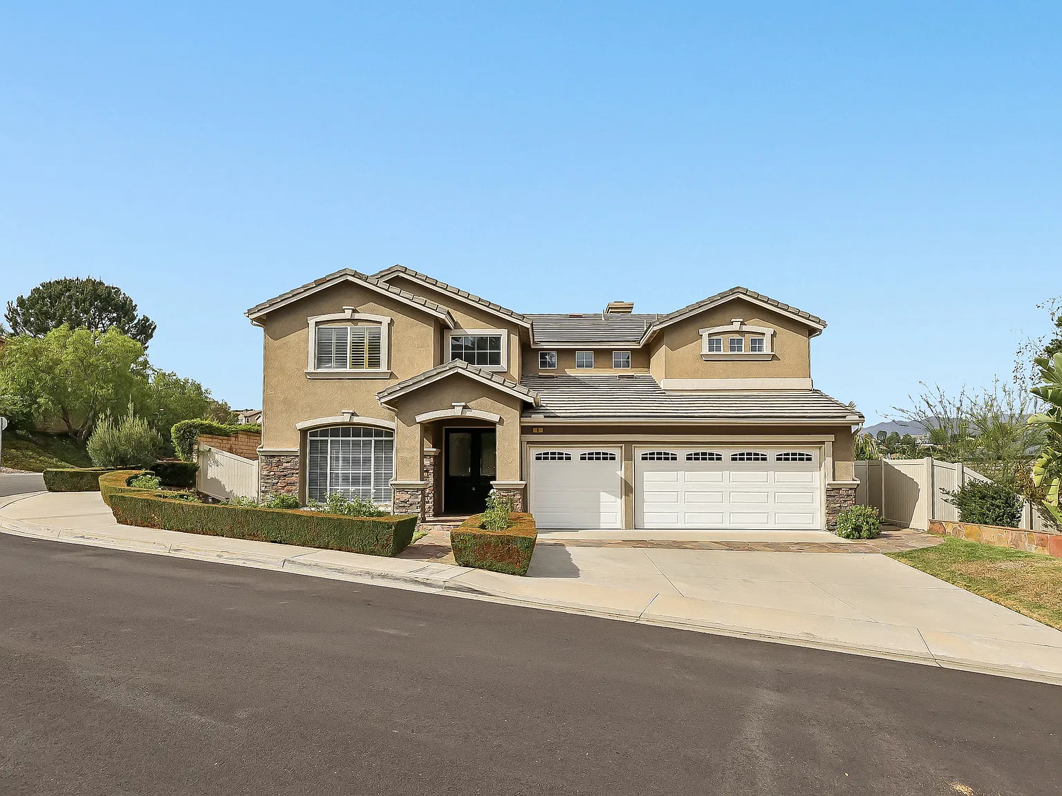 5 bed, 3275 sqft, $7,250 — Photo 3