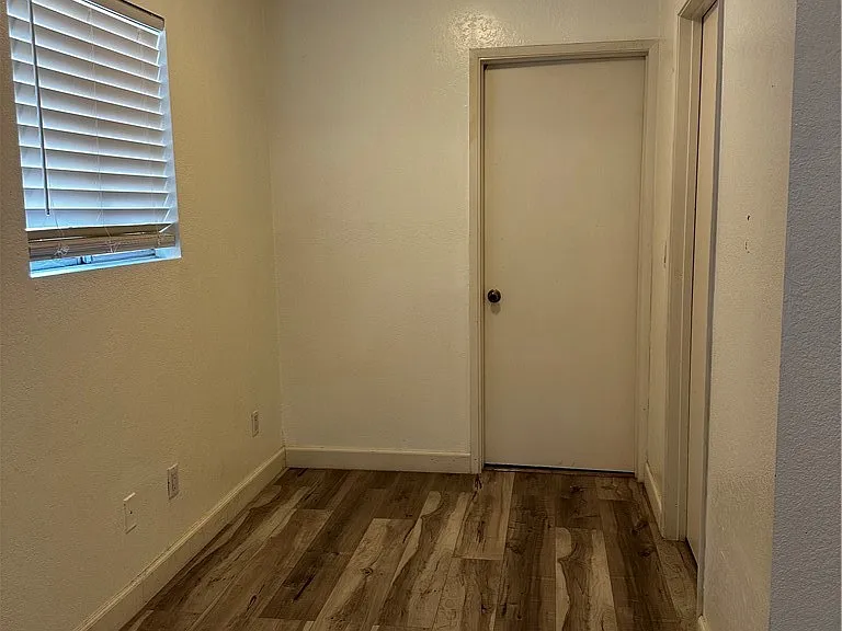 517 S Hewes St #B — Photo 7