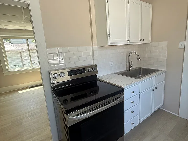1714 Nelson St — Photo 1
