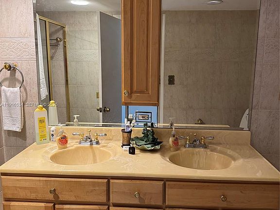 4th image of 800 NE 195th St APT 714