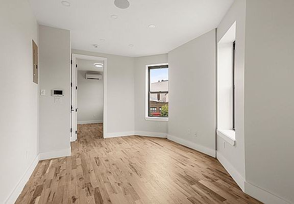 5th image of 483 Willis Ave #5B