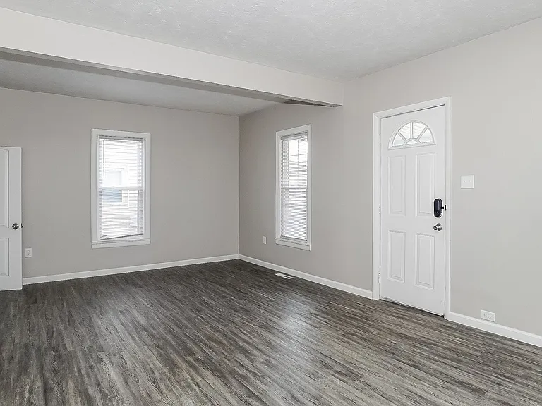 763449_019_living_room_13364870.jpg