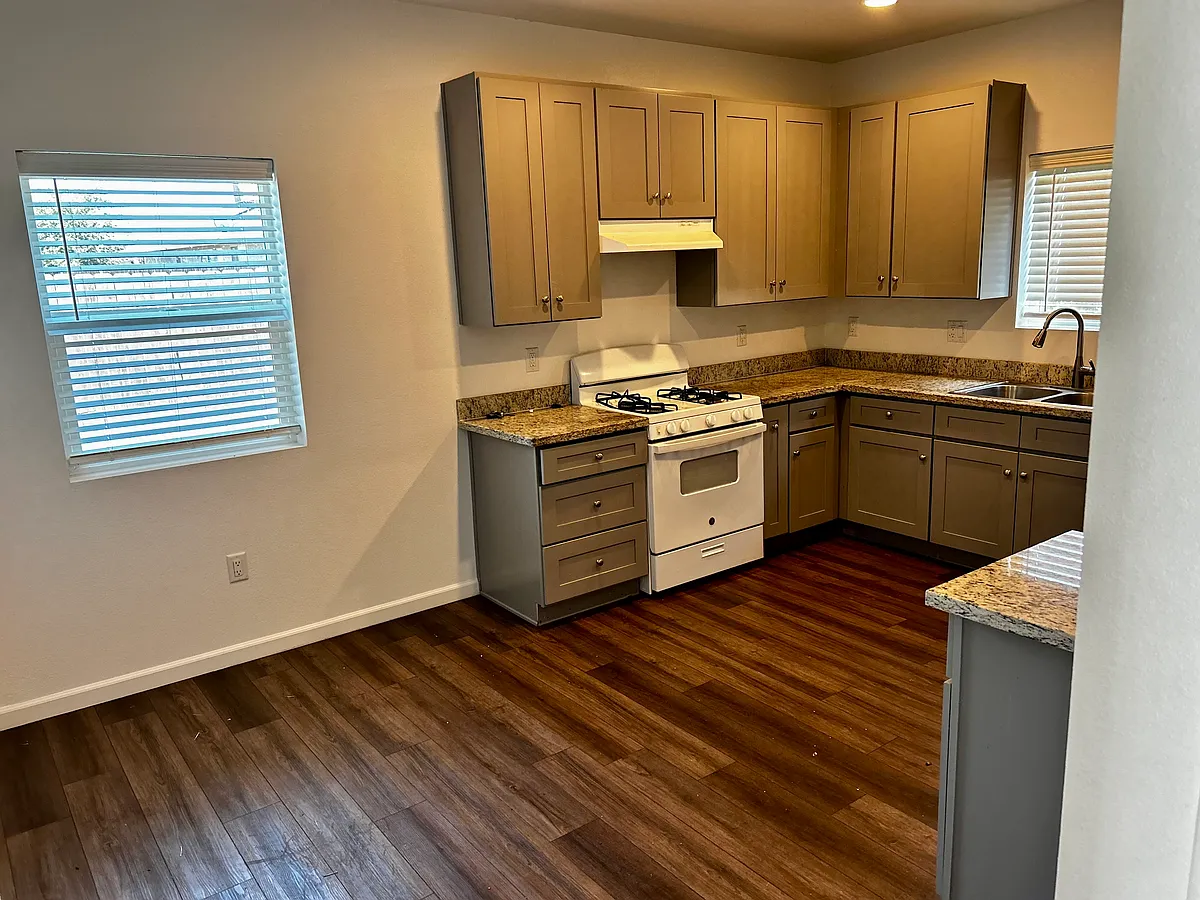 Building Photo - 1328 S Santa Fe St #102