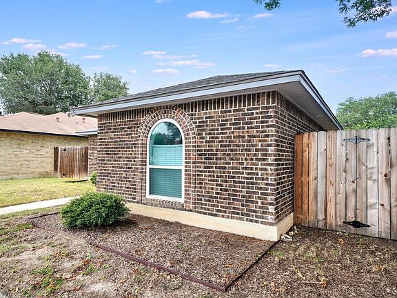 5th image of 608 Fern Meadow Dr