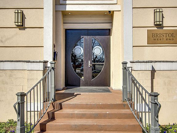 3rd image of 3000 Vanderbilt Pl APT 205