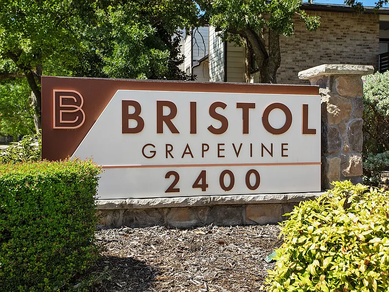 C242530_BristolGrapevine_MonumentSign_03