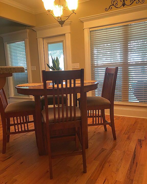 Eat-in kitchen