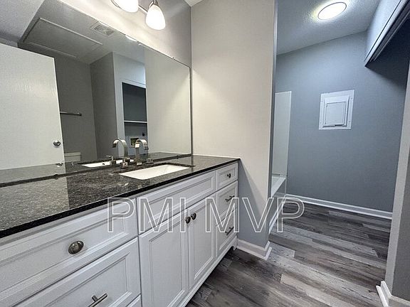 5th image of 3269 E Mound St