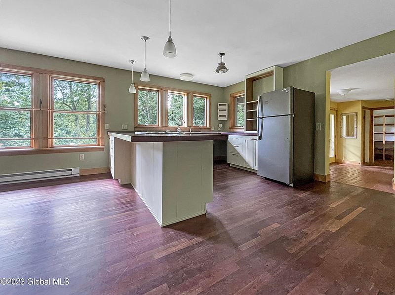 5th image of 337 Daniels Road