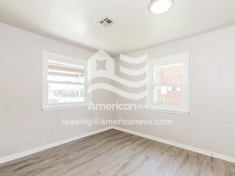 1073016_010_bedroom_11.jpg