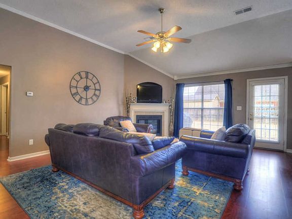 2nd image of 4820 Bloomfield Dr