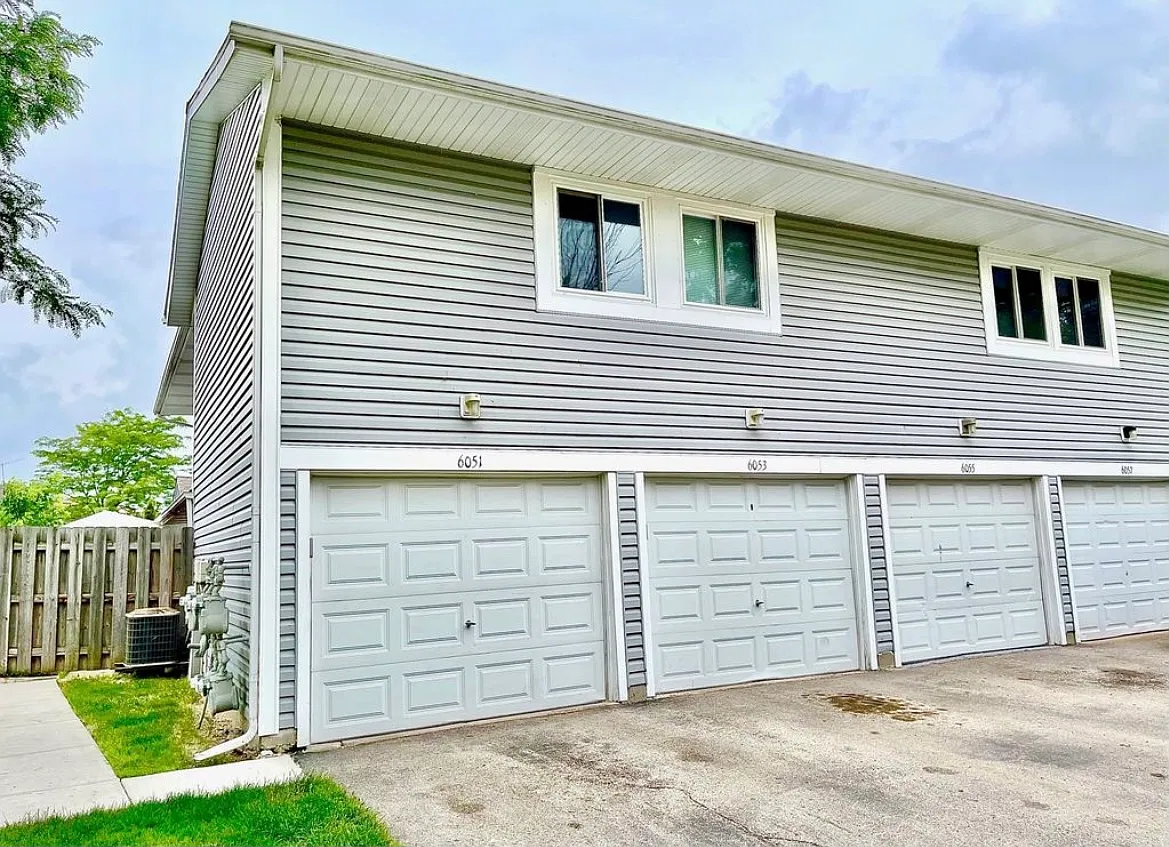 2 bed, 1.5 bath, 944 sqft, $2,300 — Photo 1