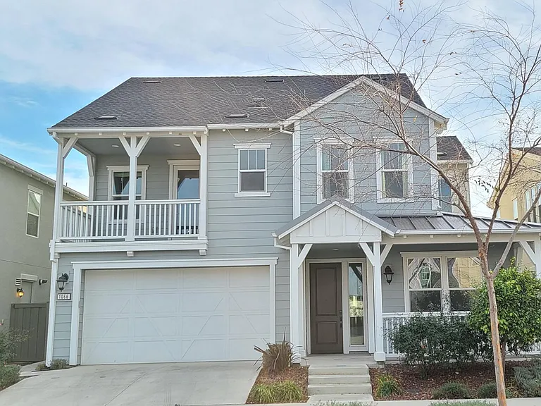 1066 Forbes Ln — Photo 2