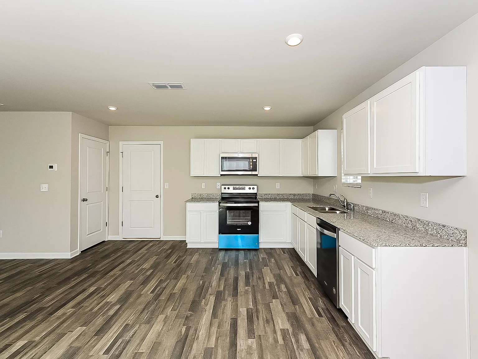 4 bed, 3.0 bath, 2376 sqft, $2,225 — Photo 2